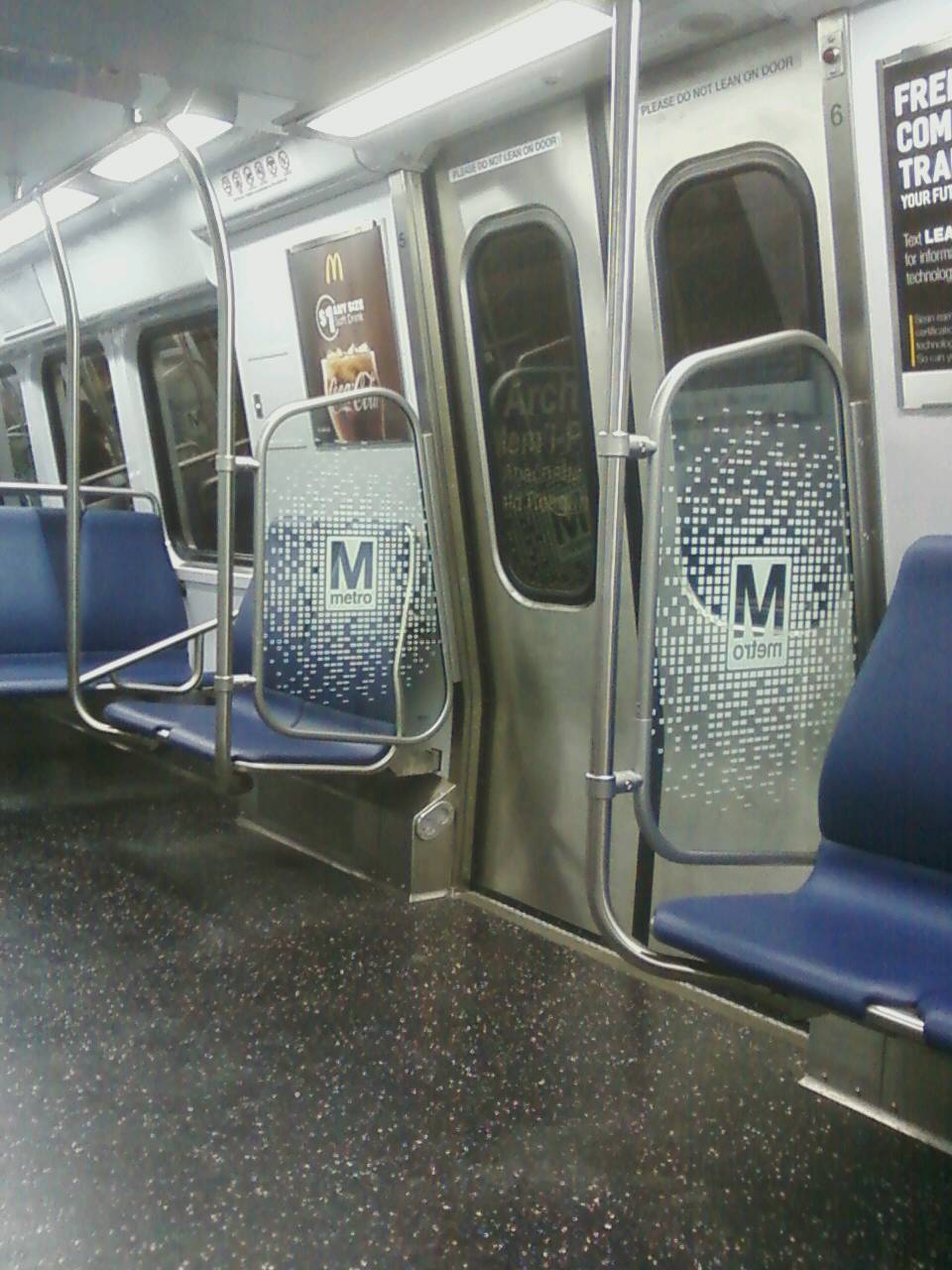 WMATA/DC Metro
7000 series car interior, detailing the door/wind screens; they do not
form a solid barrier near the doors, especially under the seats, and
readily allow wind, rain, and cold/hot temperatures from the outside the
permeate into the interior on the railcar, and are thus of limited utility
as compared to the full door panels/screens of the 1000-5000 series. For
further details, please visit www.wirelessnotes.org.